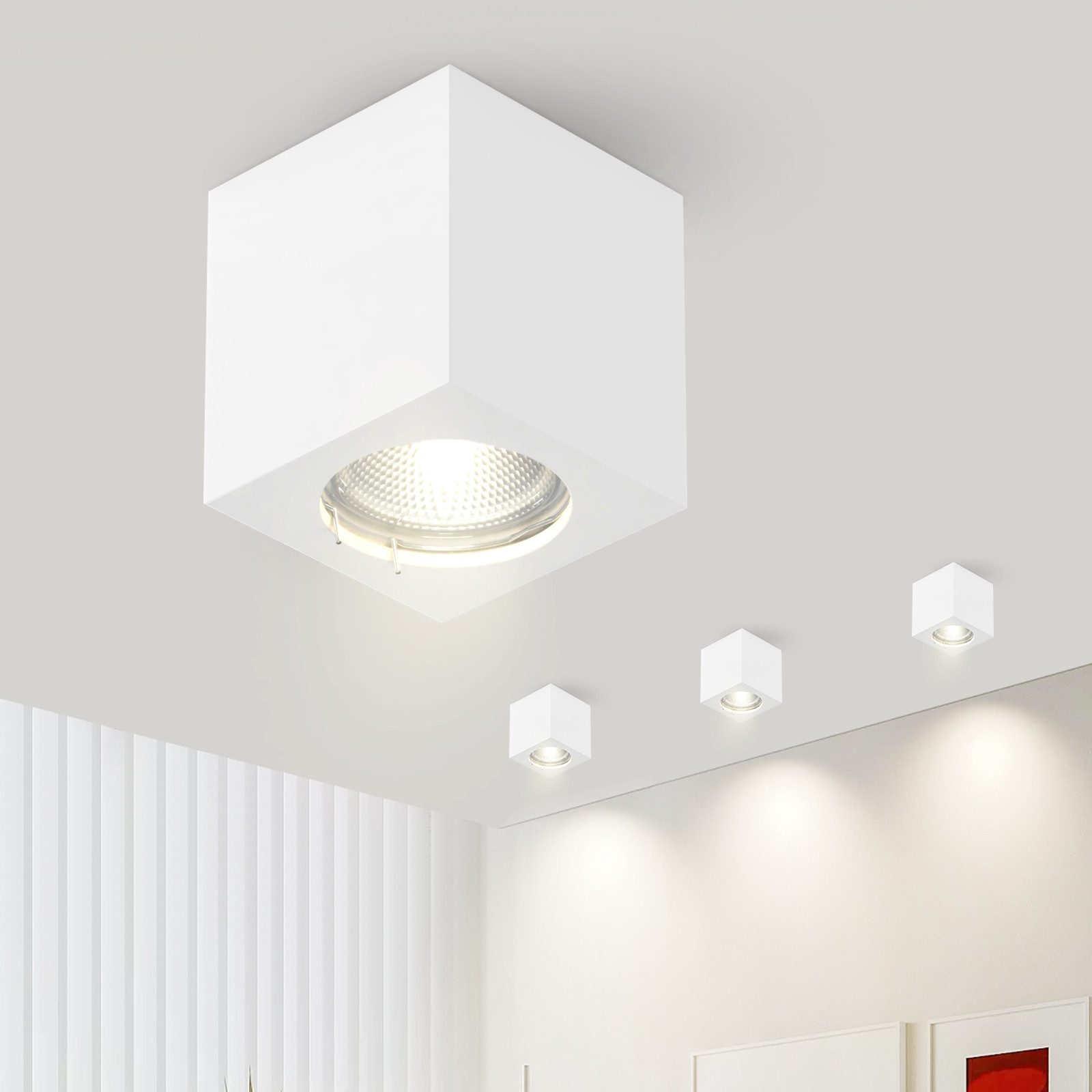 Lampade da soffitto bianche. Una grande quadrata e tre piccole quadrate sono visibili.