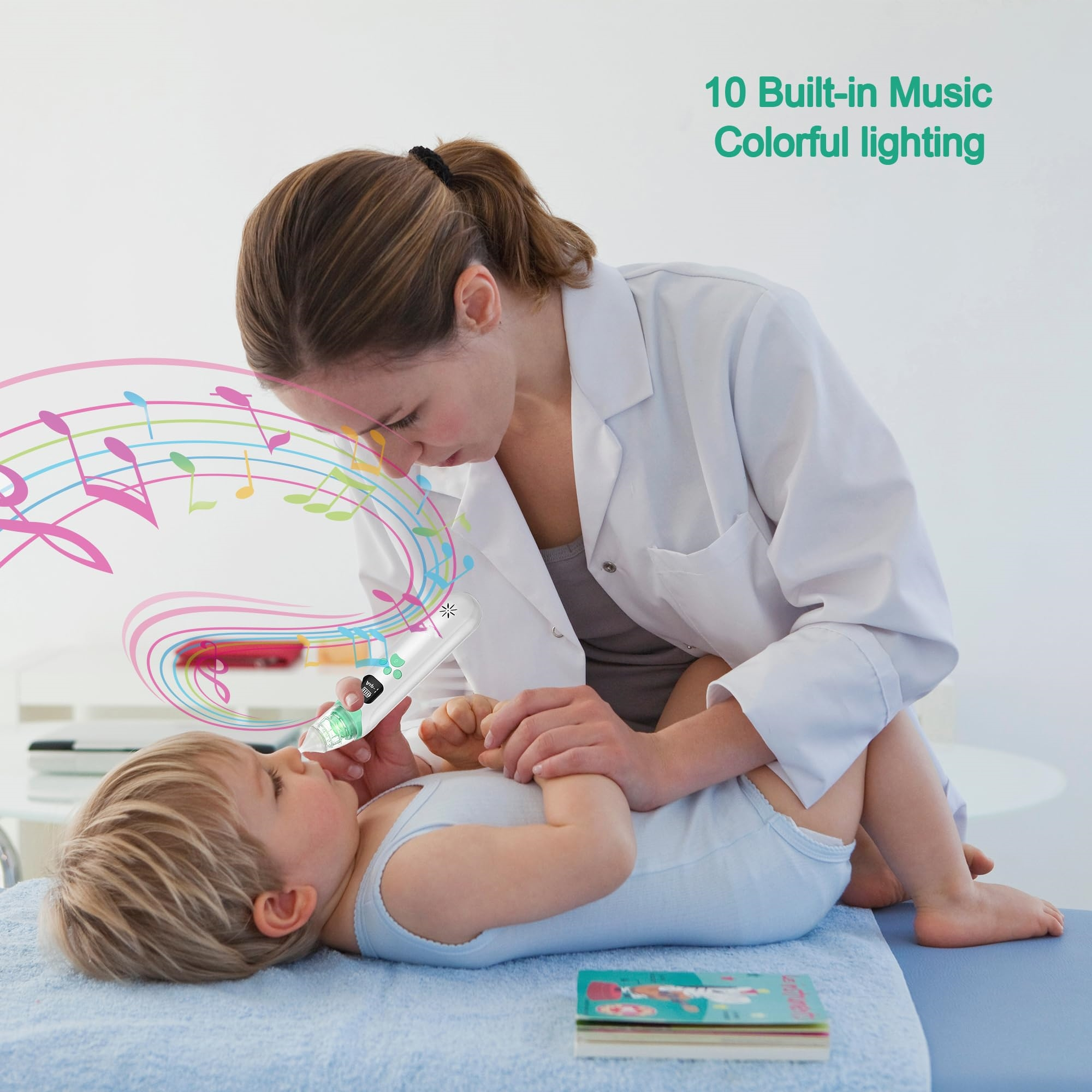 Frau und Baby mit einem Gerät, das Musiknoten aussendet. Weißer Hintergrund.