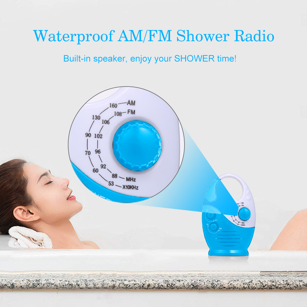 Blau-weißes wasserdichtes AM/FM-Duschradio mit einer Frau in der Badewanne. Mit Zifferblatt.