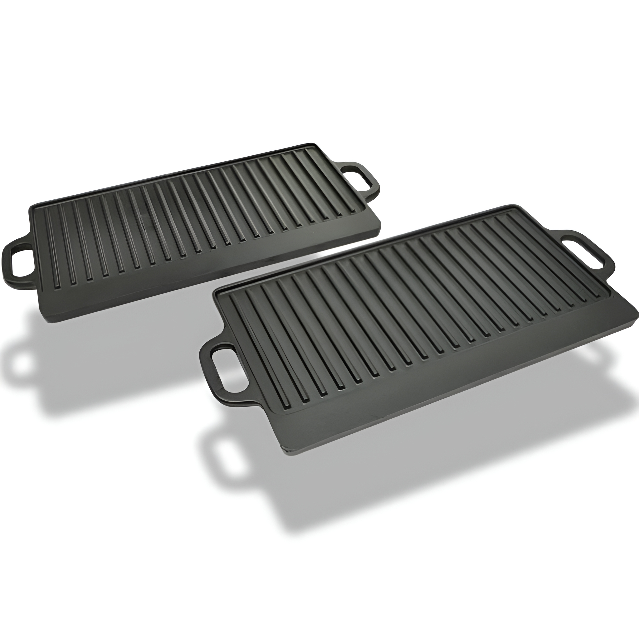 Zwei schwarze, rechteckige Grillplatten aus Gusseisen mit Rillen und Griffen auf weißem Hintergrund.