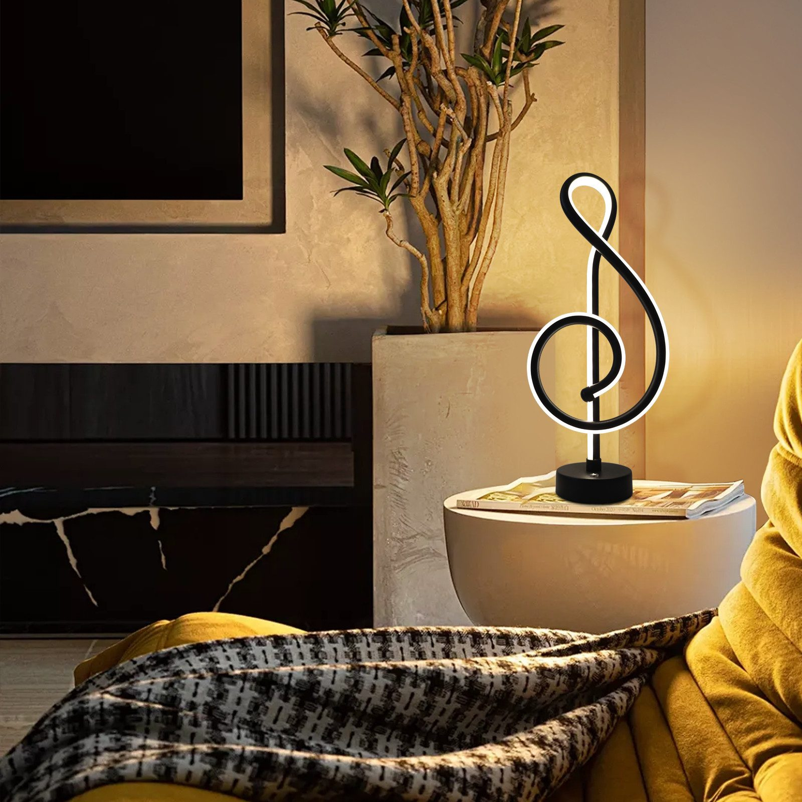 Lámpara con forma de nota musical en mesa, con planta y manta a cuadros en el fondo.