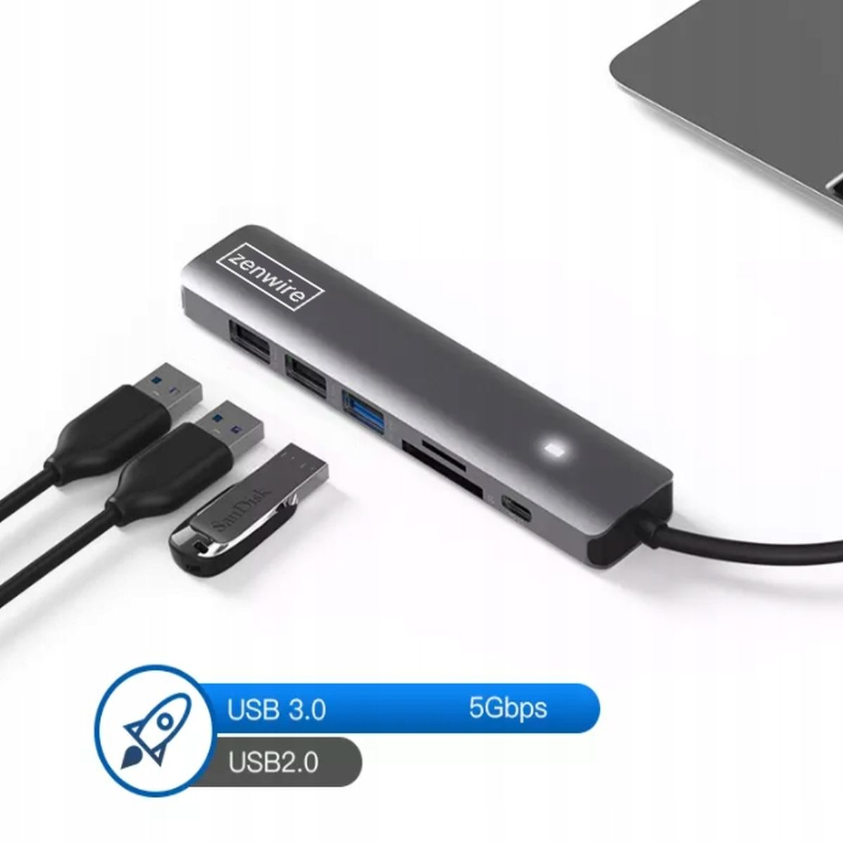 Szary hub USB z wieloma portami i podłączonym dyskiem USB, na białym tle.