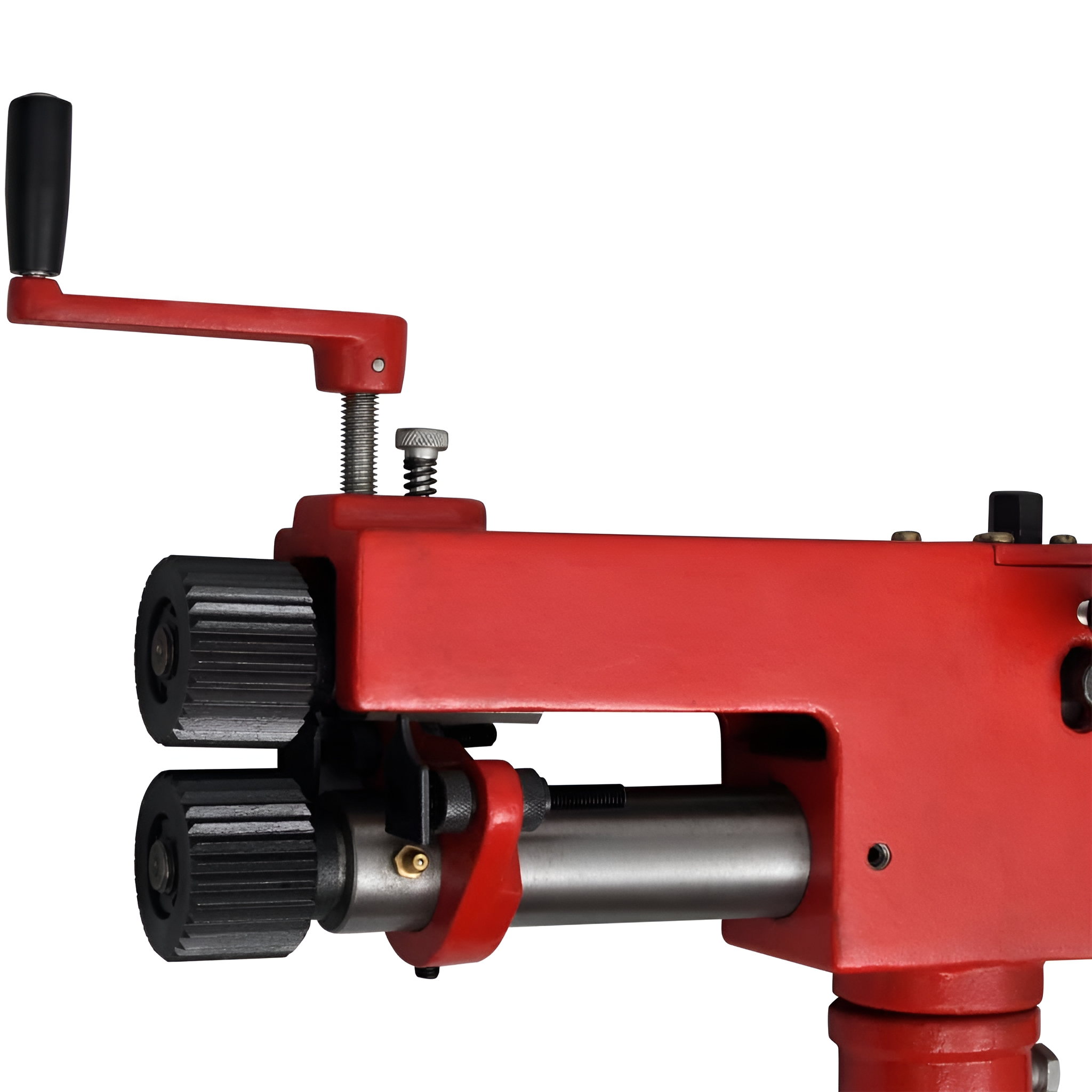 Rote Blechwalzmaschine mit schwarzem Griff und zwei Walzen. Die Maschine ist isoliert.