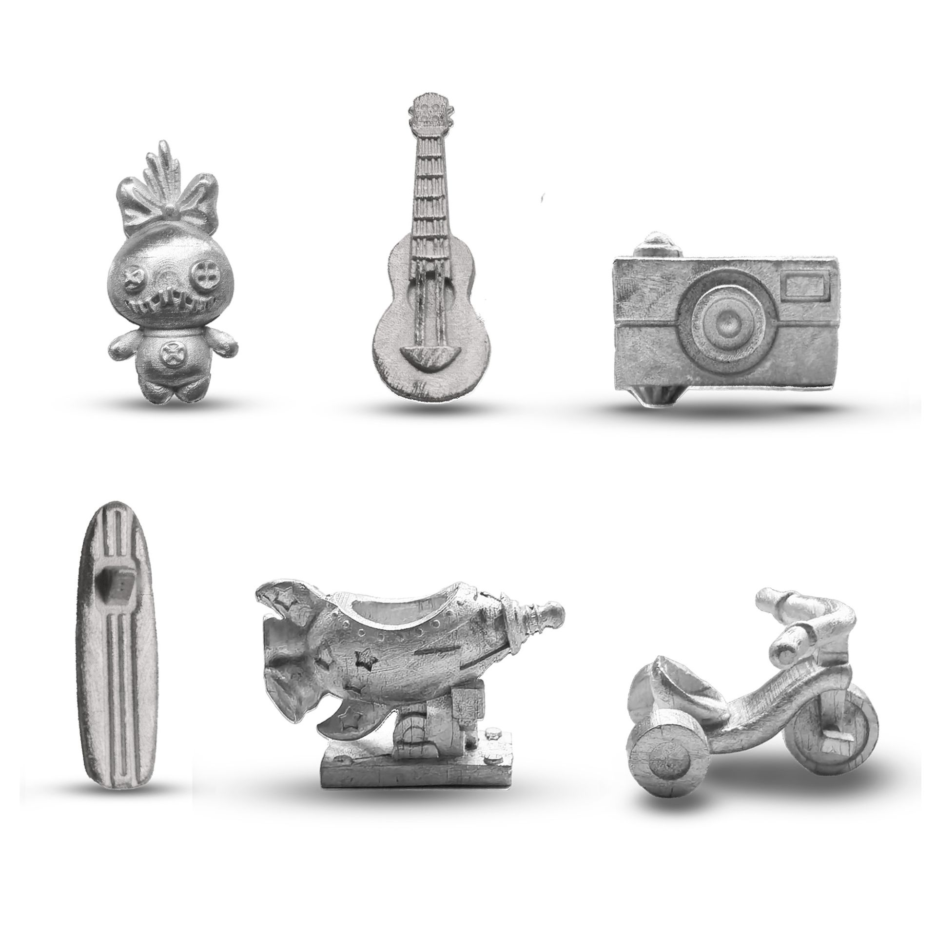 Sechs silberfarbene Spielfiguren: eine Puppe, eine Gitarre, eine Kamera, ein Surfbrett, eine Rakete und ein Dreirad.