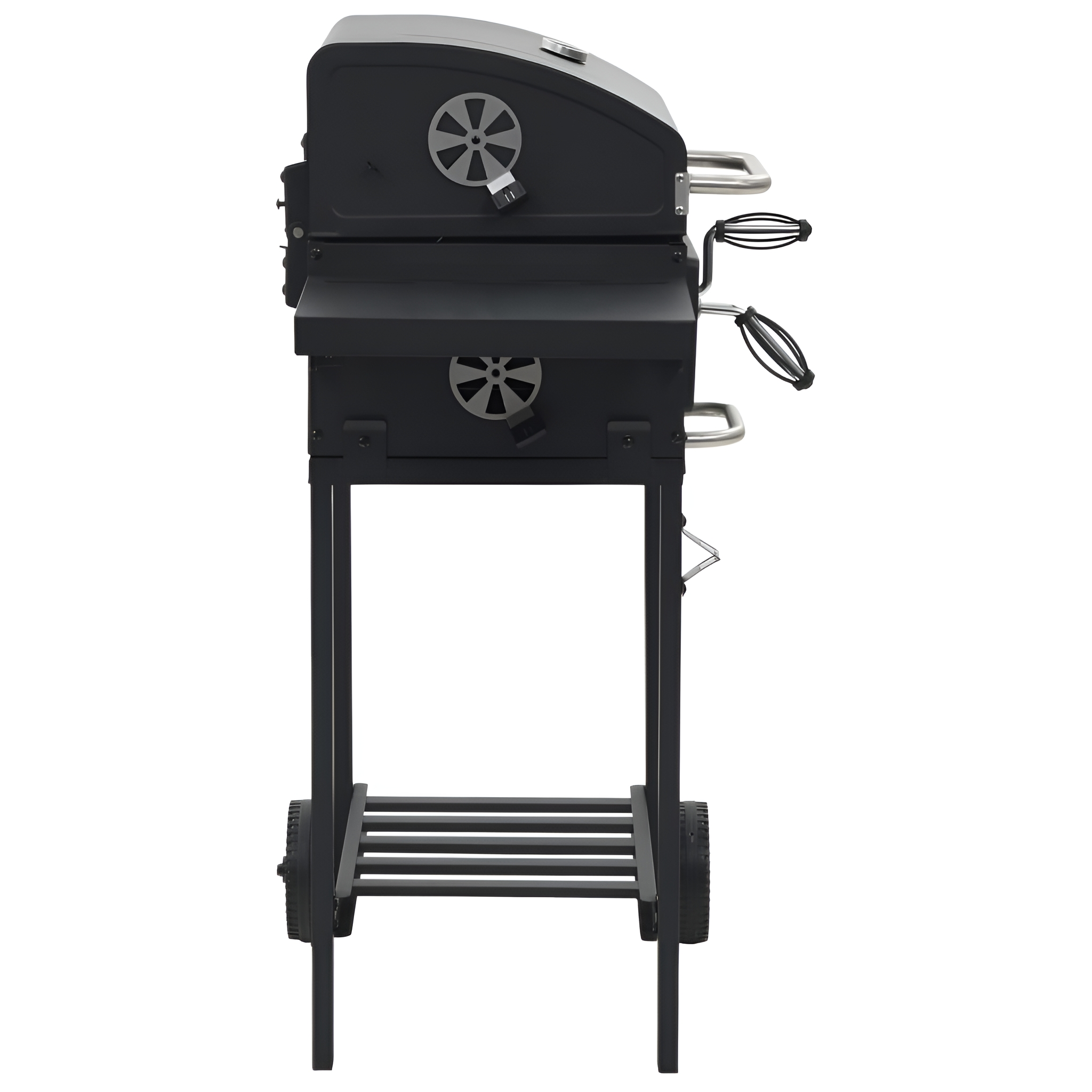 Ein schwarzer Holzkohlegrill mit Rädern und einem Regal. Es ist auf weißem Hintergrund.