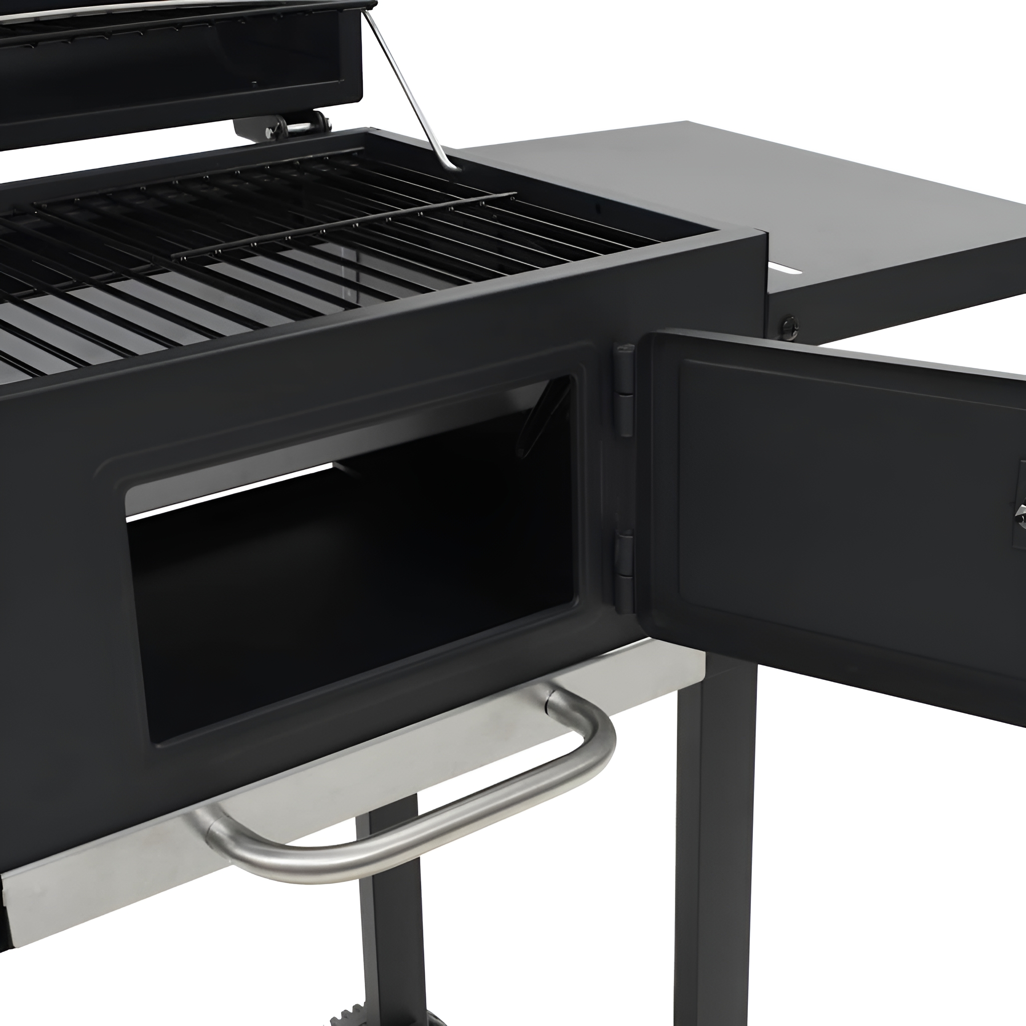 Ein schwarzer Holzkohlegrill mit offenem Deckel und Tür, Edelstahlgriff, isoliert.