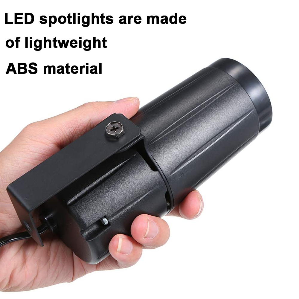 Schwarzer LED-Strahler in der Hand, mit Text, der besagt, dass er aus leichtem ABS-Material besteht.