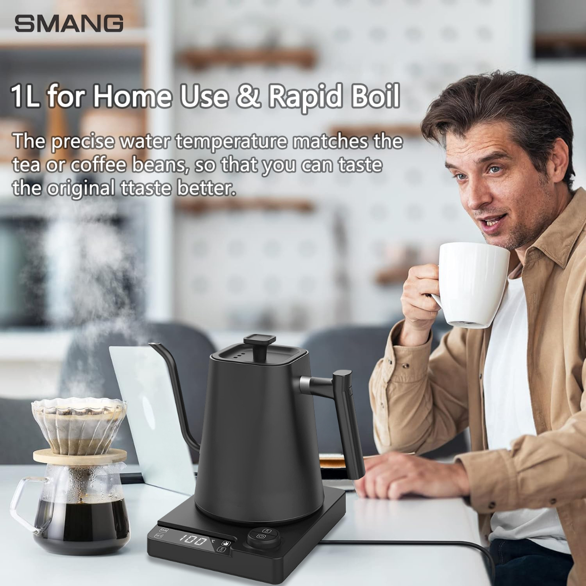 Mann mit Tasse, schwarzer Wasserkocher auf Waage und Laptop auf weißem Tisch.