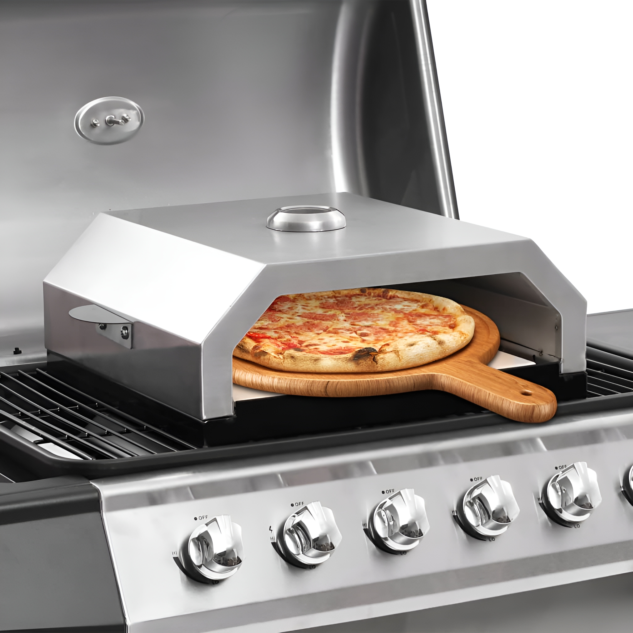 Eine Pizza auf einem Holzschieber in einem Pizzaofen aus Edelstahl auf einem Gasgrill.