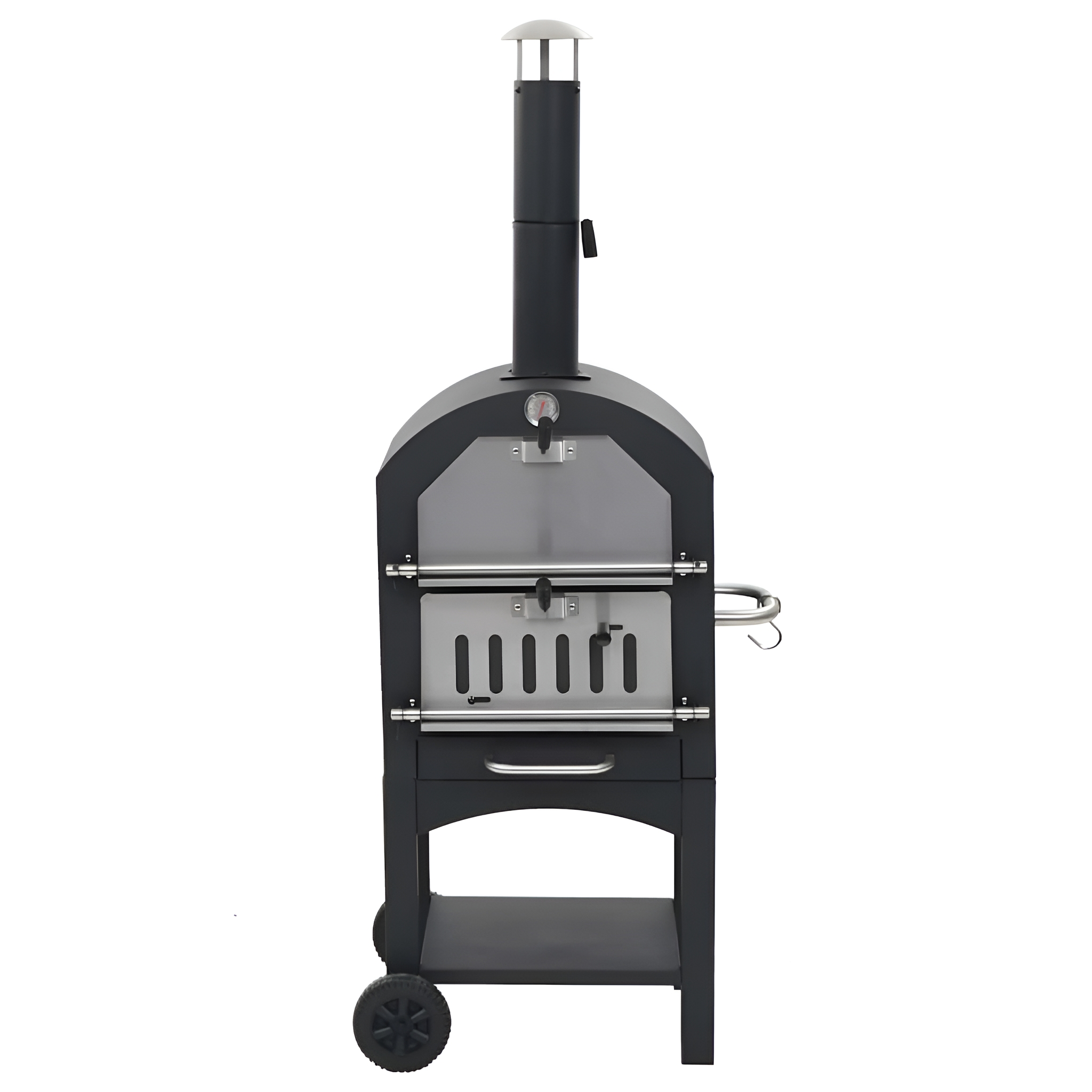 Schwarzer Außengrill mit Schornstein, Tür und Rädern. Der Grill befindet sich auf weißem Hintergrund.