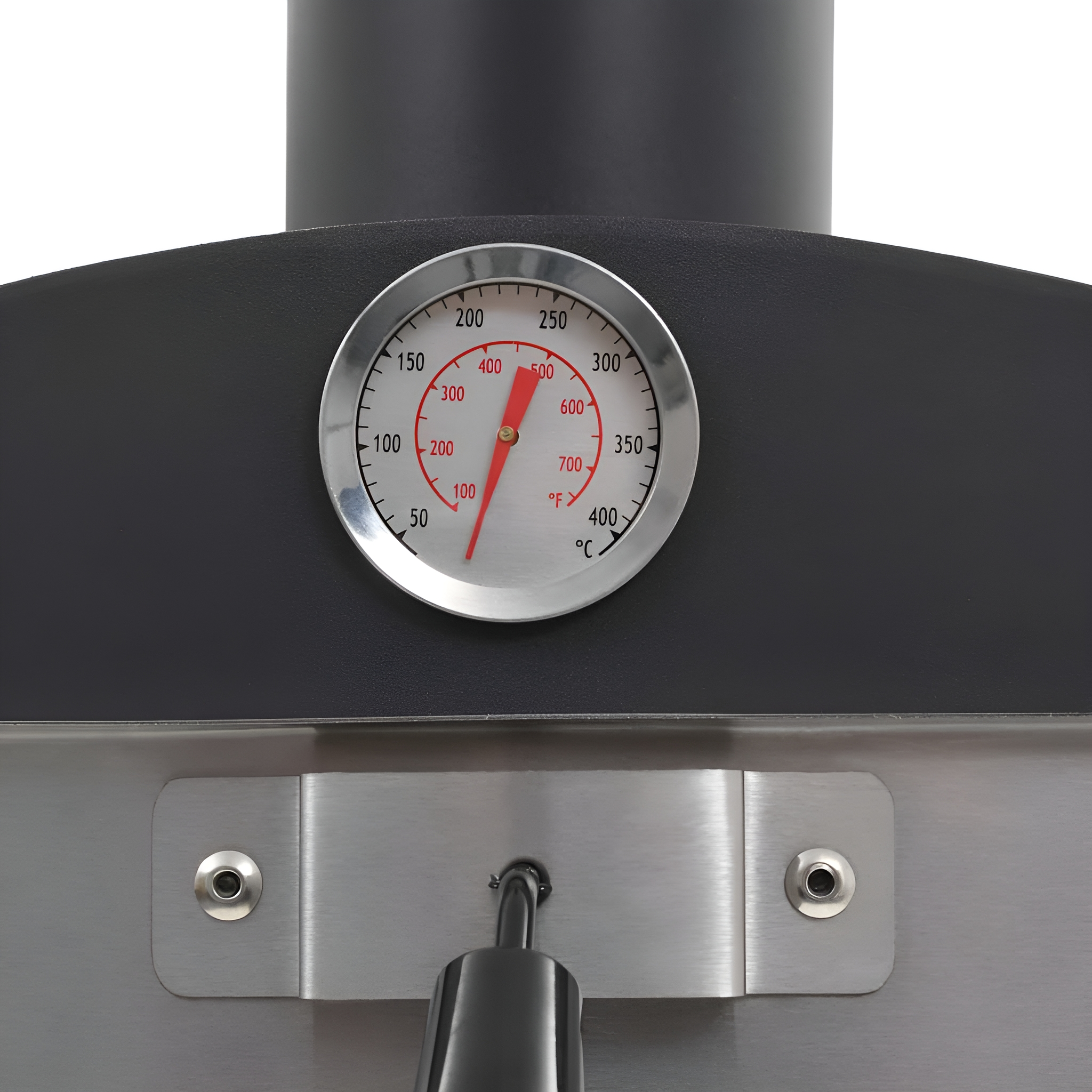 Nahaufnahme eines Thermometers an einem schwarzen Ofen. Das Zifferblatt ist rot und zeigt hohe Temperatur an.