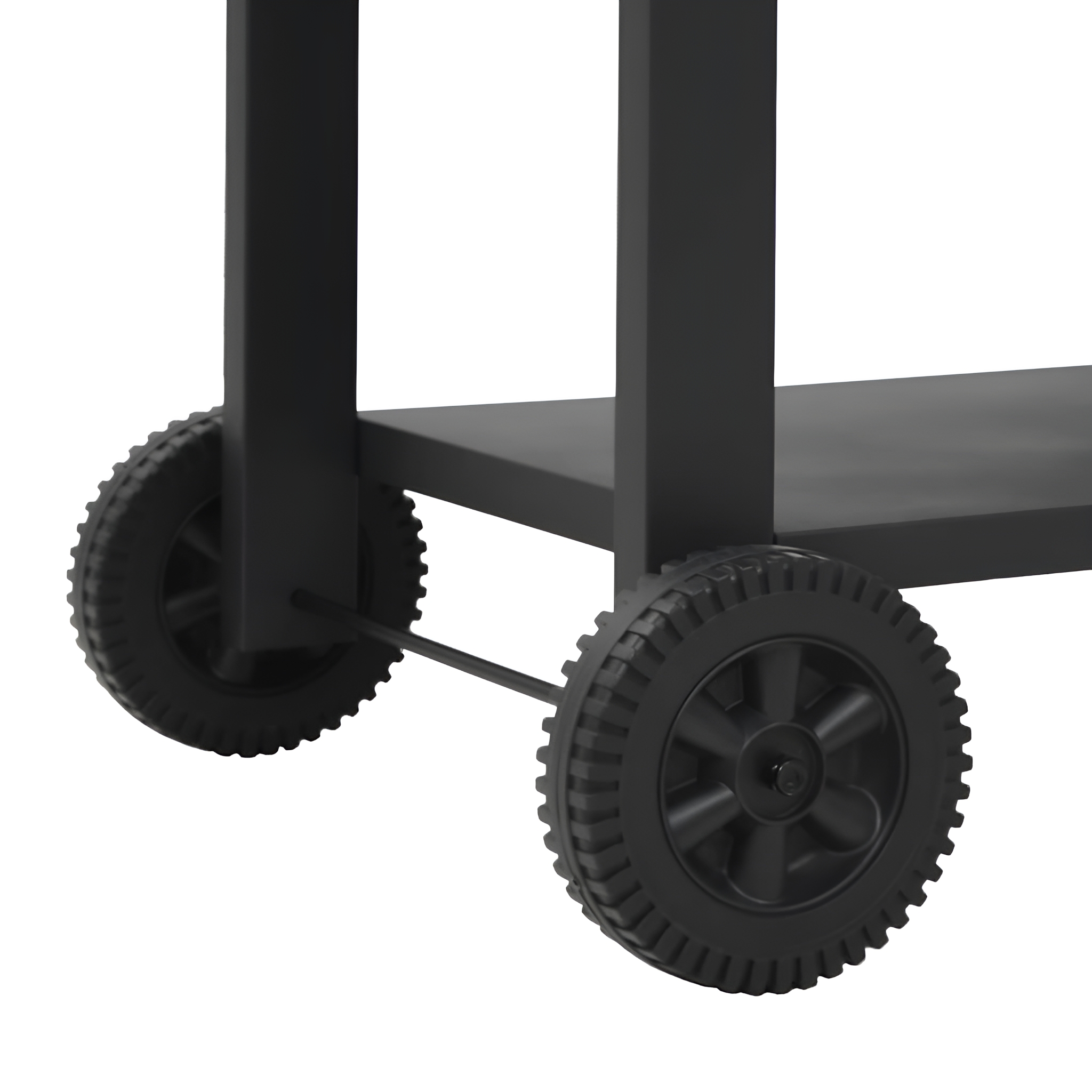 Schwarze Räder eines Grillwagens. Die Räder sind groß und haben schwarze Reifen. Der Rahmen des Wagens ist sichtbar.