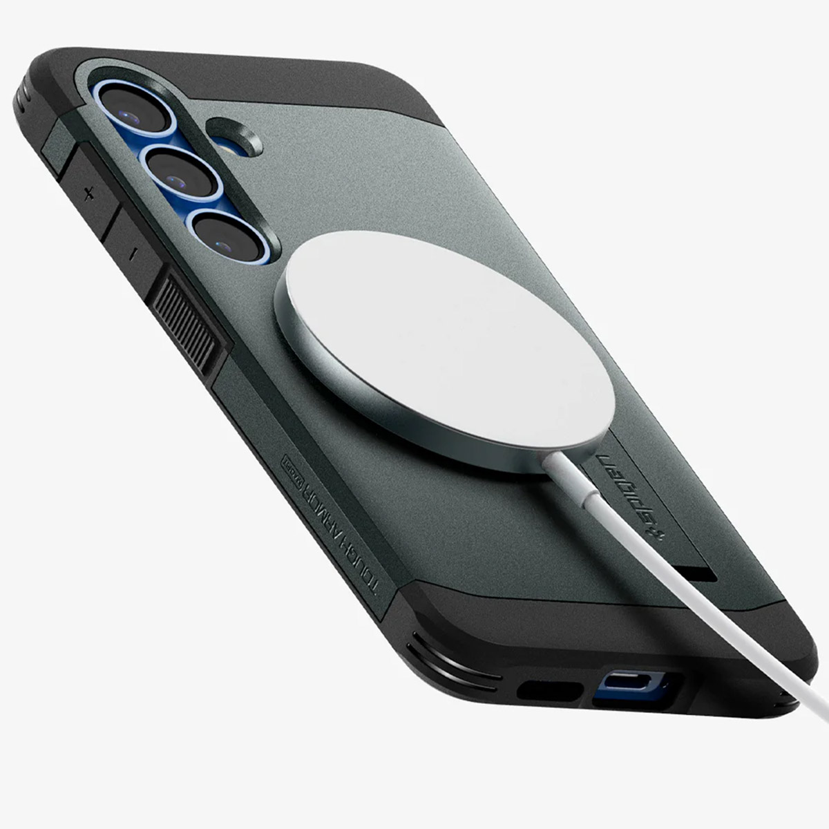 Un telefono con una custodia e un caricatore bianco collegato. La custodia è grigio scuro e nera.