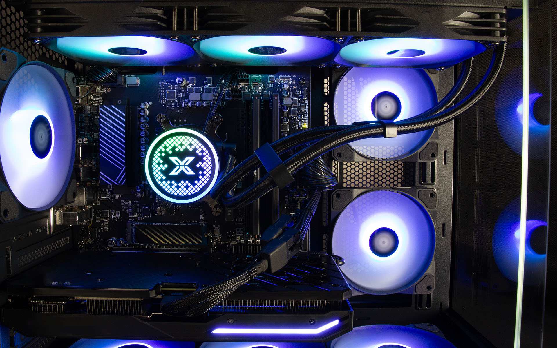 Wnętrze obudowy komputera z podświetlanymi wentylatorami i komponentami. CPU, GPU i chłodzenie cieczą.