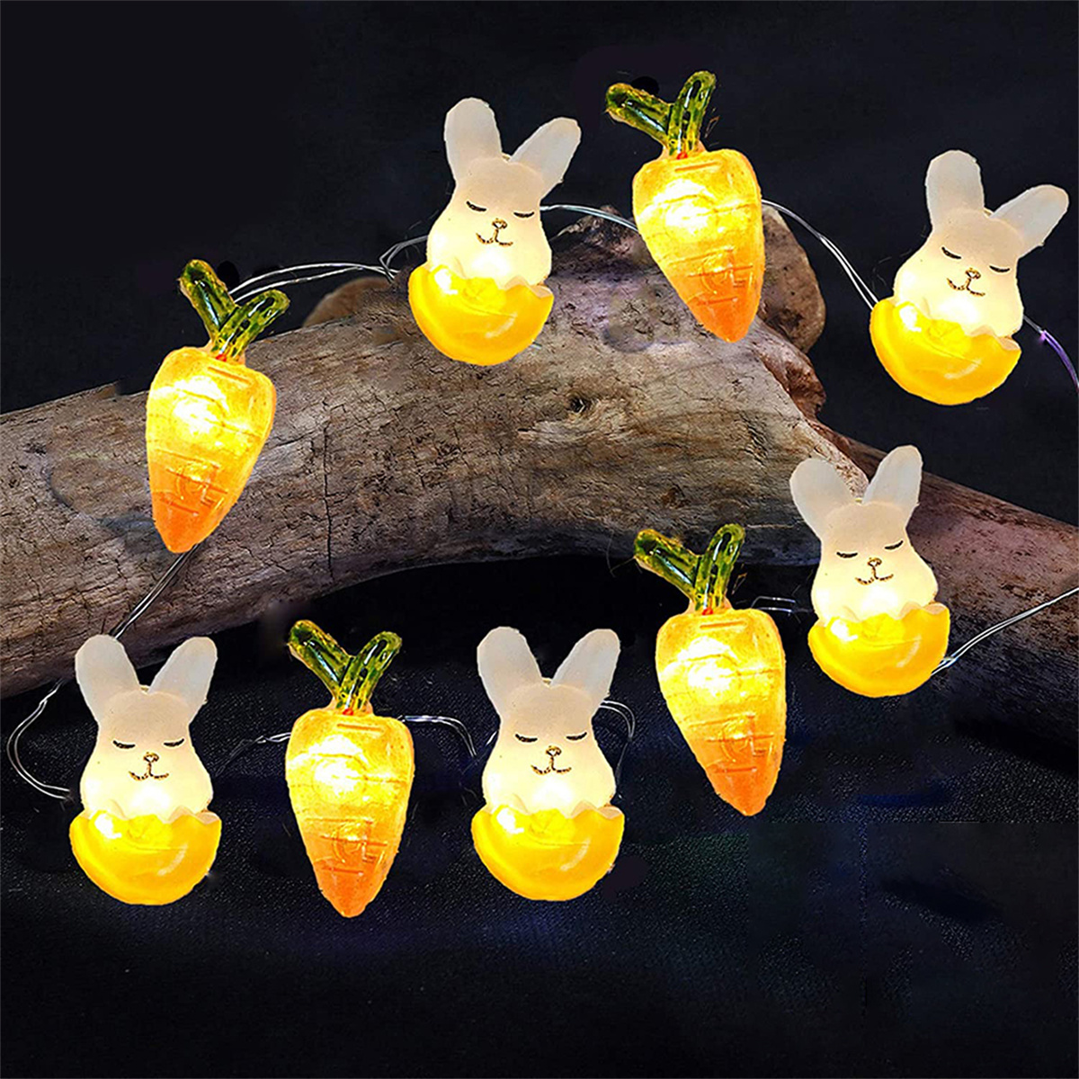Lichterkette mit Hasen- und Karottendesigns. Dunkler Hintergrund. Lichter sind gelb.