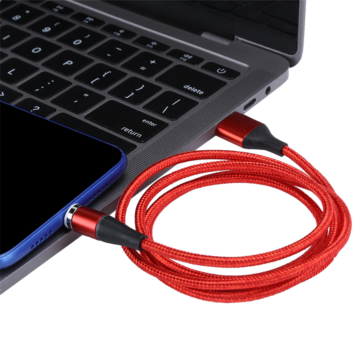 Ein rotes Ladekabel ist mit einem Laptop und einem blauen Telefon verbunden.
