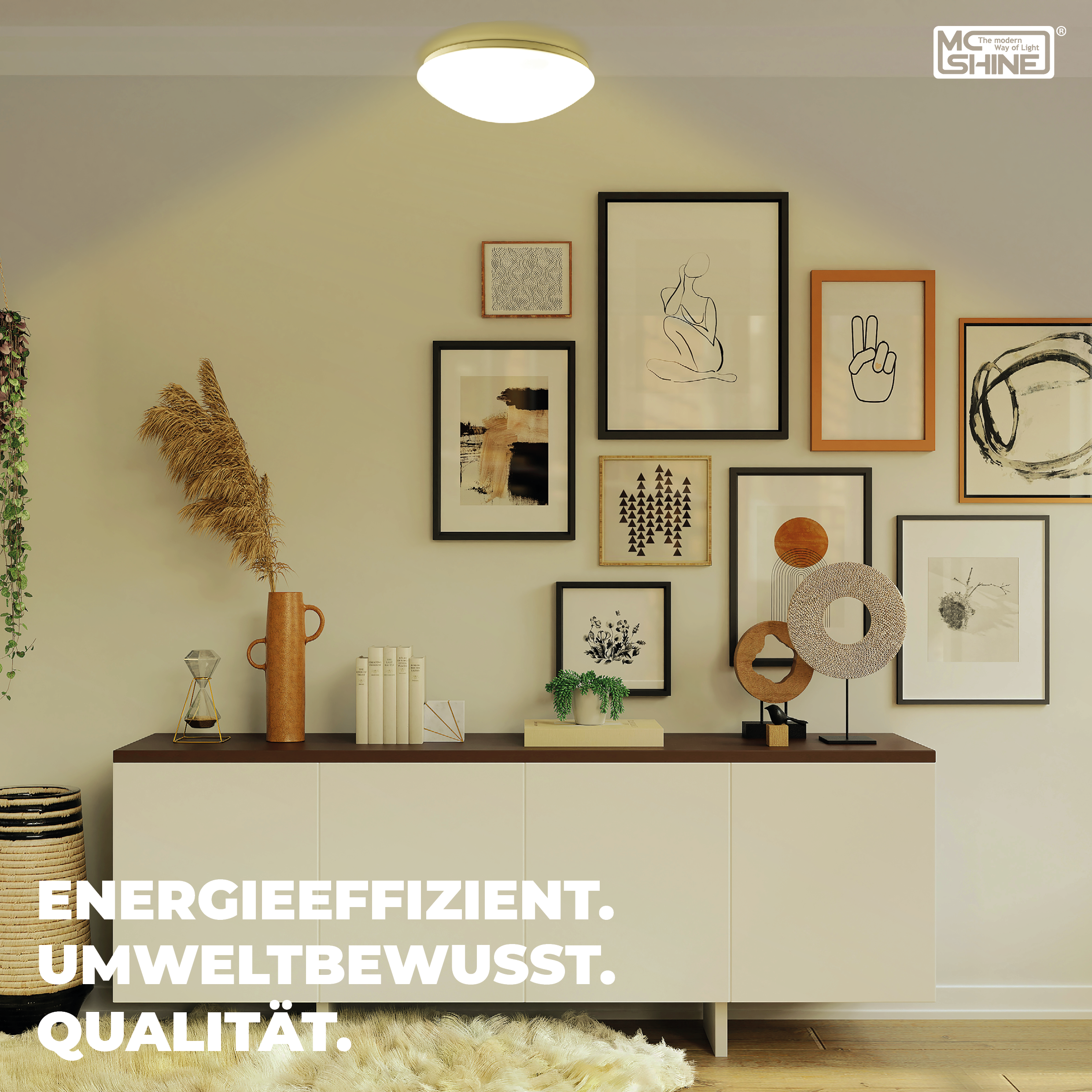 Modernes Wohnzimmer mit Kunstwerken, weißem Schrank und Deckenleuchte. Text: energieeffizient.