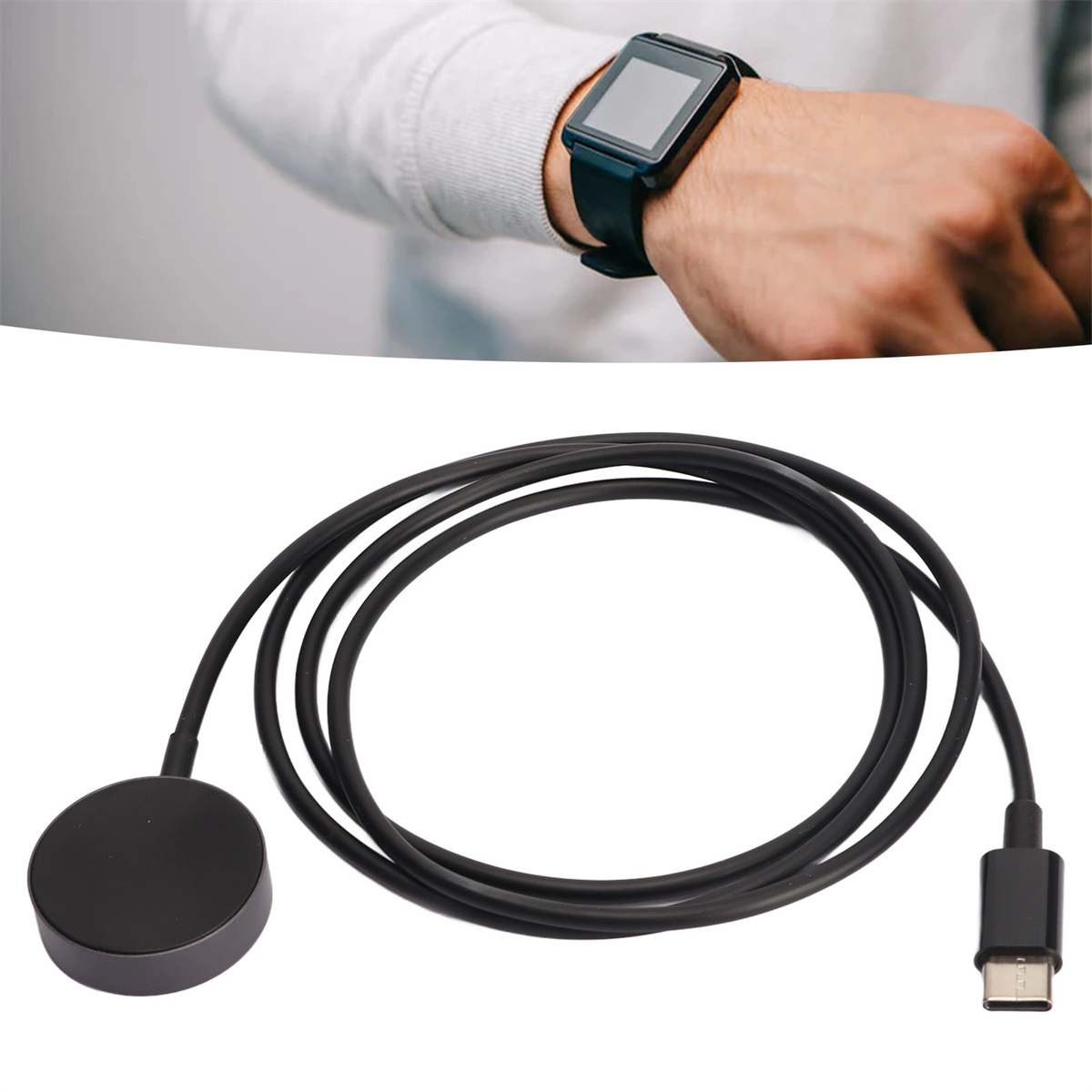 Schwarzes Ladekabel mit kreisförmiger Ladestation und USB-C-Anschluss, Uhr am Handgelenk.