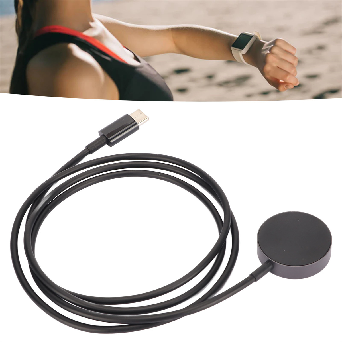 Ein schwarzes Ladekabel mit rundem Ende und USB-C-Anschluss. Arm mit Smartwatch sichtbar.