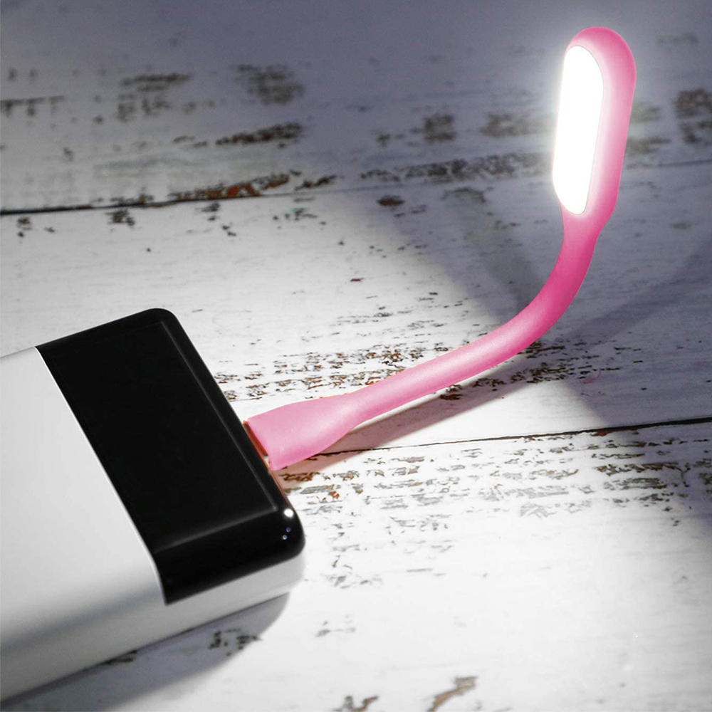 Eine pinkfarbene, flexible LED-Lampe ist an eine schwarz-weiße Powerbank angeschlossen.
