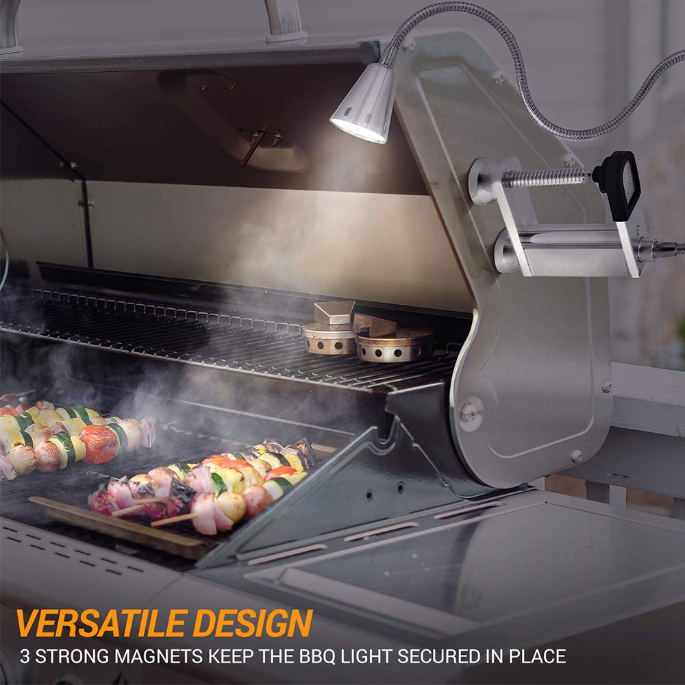 BBQ-Grill mit Essen auf dem Grill, einem Licht und den Worten 'Vielseitiges Design'.