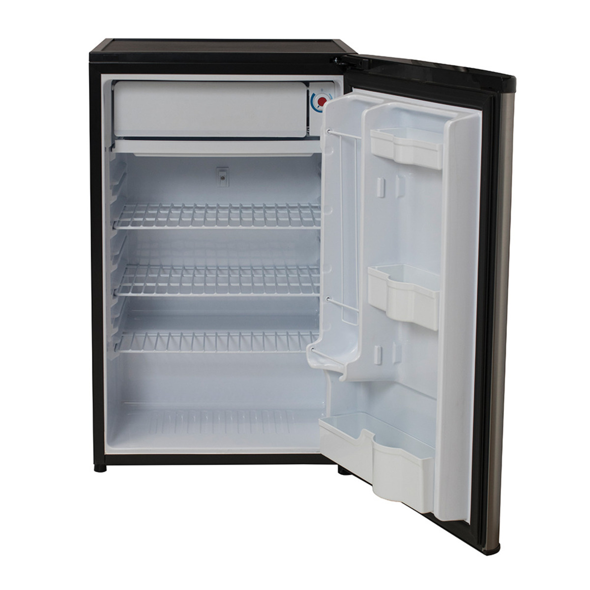 Pequeño refrigerador negro con puerta abierta, mostrando estantes y contenido.