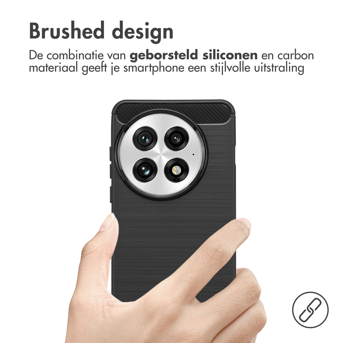Hand die een telefoon vasthoudt met een zwarte patroon achterkant. Tekst: Brushed design.