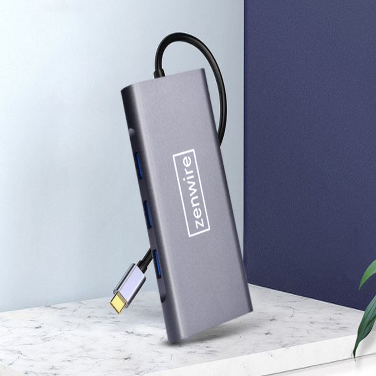 Grauer USB-Hub mit mehreren Anschlüssen und einem USB-C-Kabel. Das Wort 'zenwire' steht darauf.