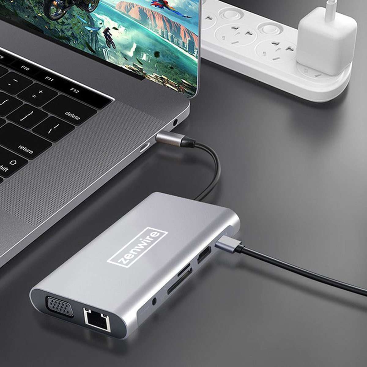 Ein silberner USB-C-Hub, der mit einem Laptop verbunden ist. Verschiedene Anschlüsse sind sichtbar.
