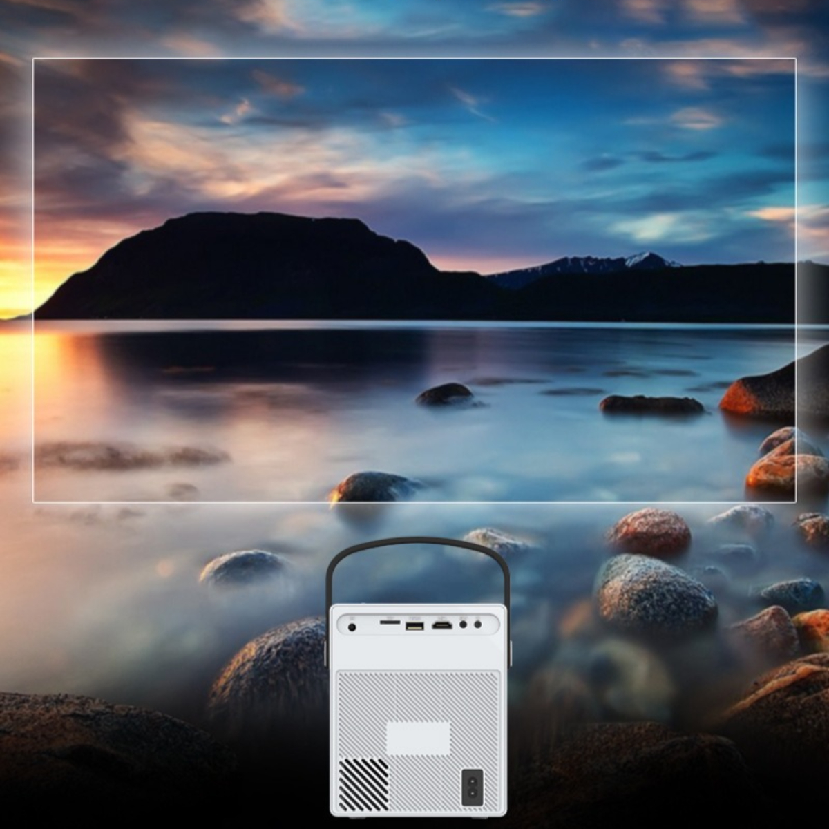 Ein weißer Projektor steht vor einem Landschaftsbild eines Sonnenuntergangs über dem Wasser.