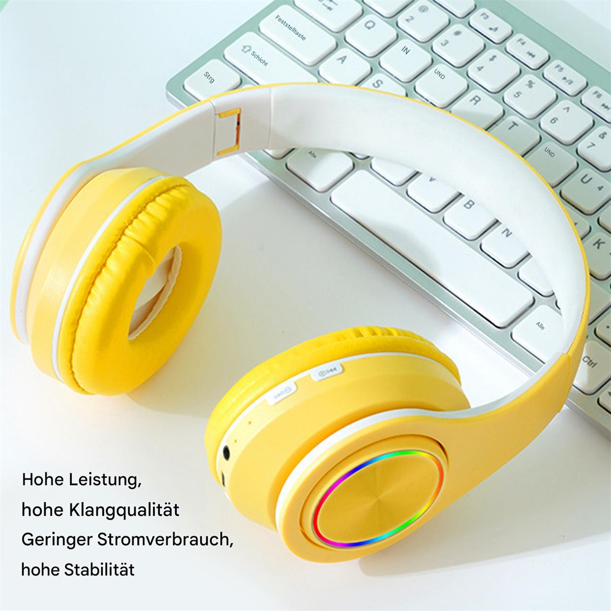 Gelbe Kopfhörer auf einer Tastatur. Text beschreibt hohe Leistung und Stabilität.