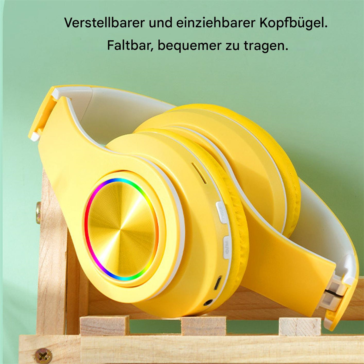 Gelbe Kopfhörer auf einem Holzständer. Die Kopfhörer haben ein Regenbogenlicht auf den Ohrmuscheln.