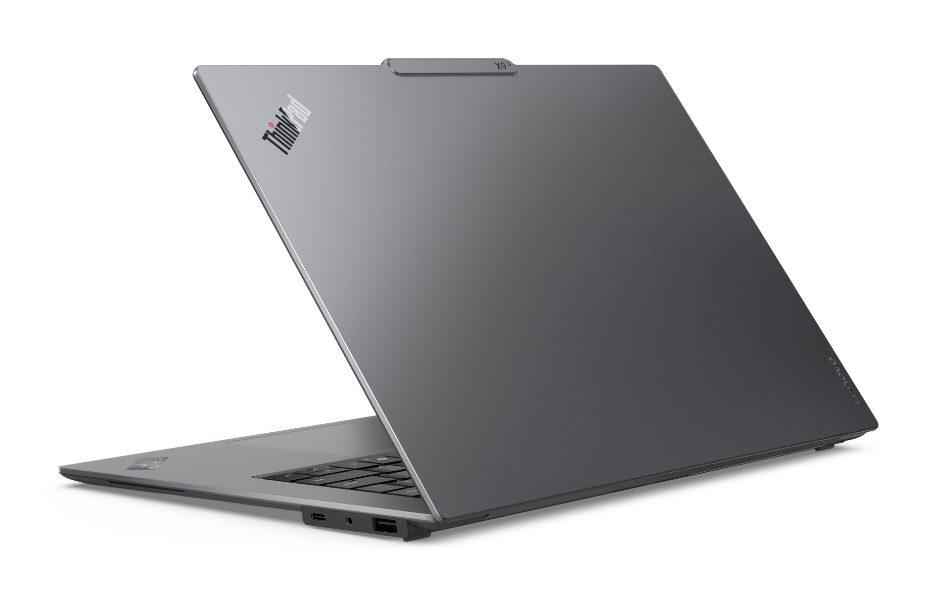 Laptop ThinkPad, grigio scuro. Vista aperta e angolata. Il coperchio ha il logo ThinkPad. Il bordo superiore ha il marchio X1.