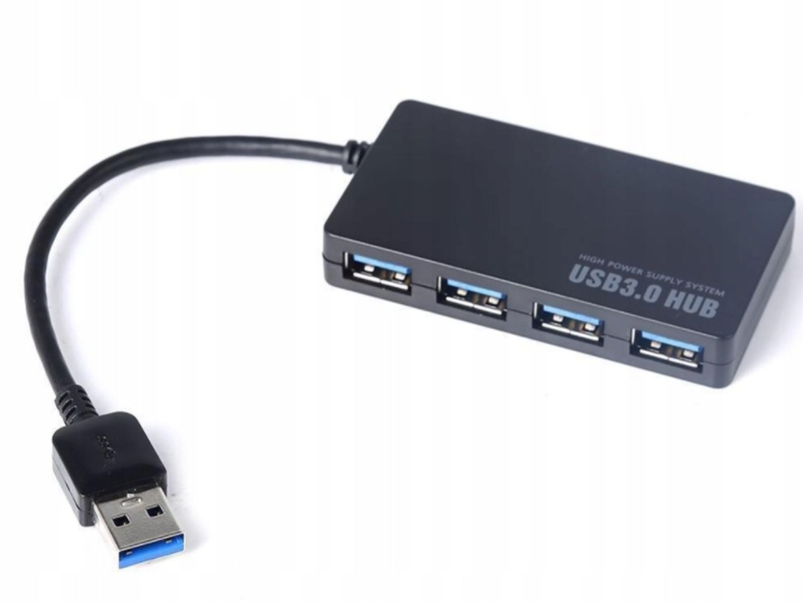 Czarny hub USB 3.0 z czterema portami i kablem. Hub ma etykietę systemu zasilania o dużej mocy.