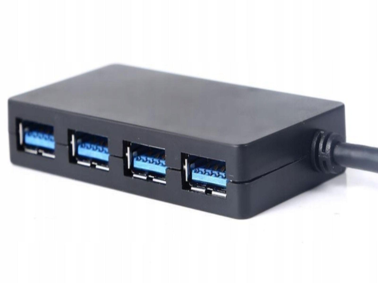 Czarny hub USB z czterema niebieskimi portami USB i podłączonym kablem na białym tle.