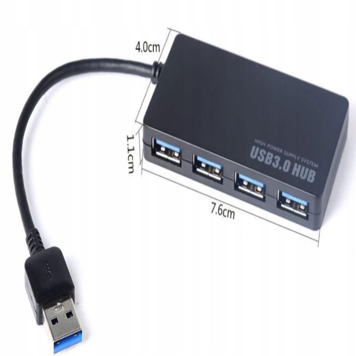 Czarny hub USB 3.0 z czterema portami, kablem i wymiarami oznaczonymi na białej powierzchni.