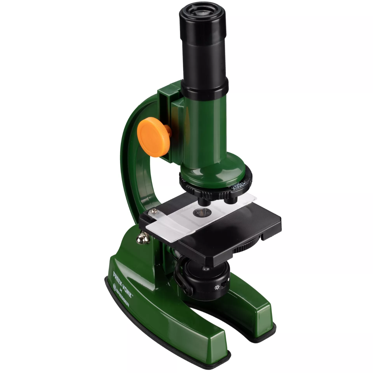 Un microscopio verde con perilla naranja y portaobjetos blanco.