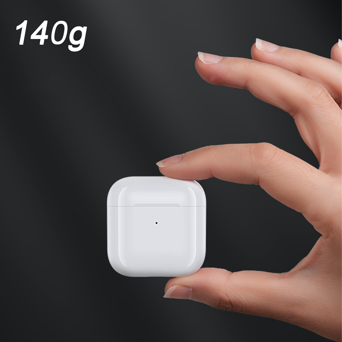 Eine Hand hält ein weißes Ladeetui für Ohrhörer, mit dem Text 140g oben drauf.