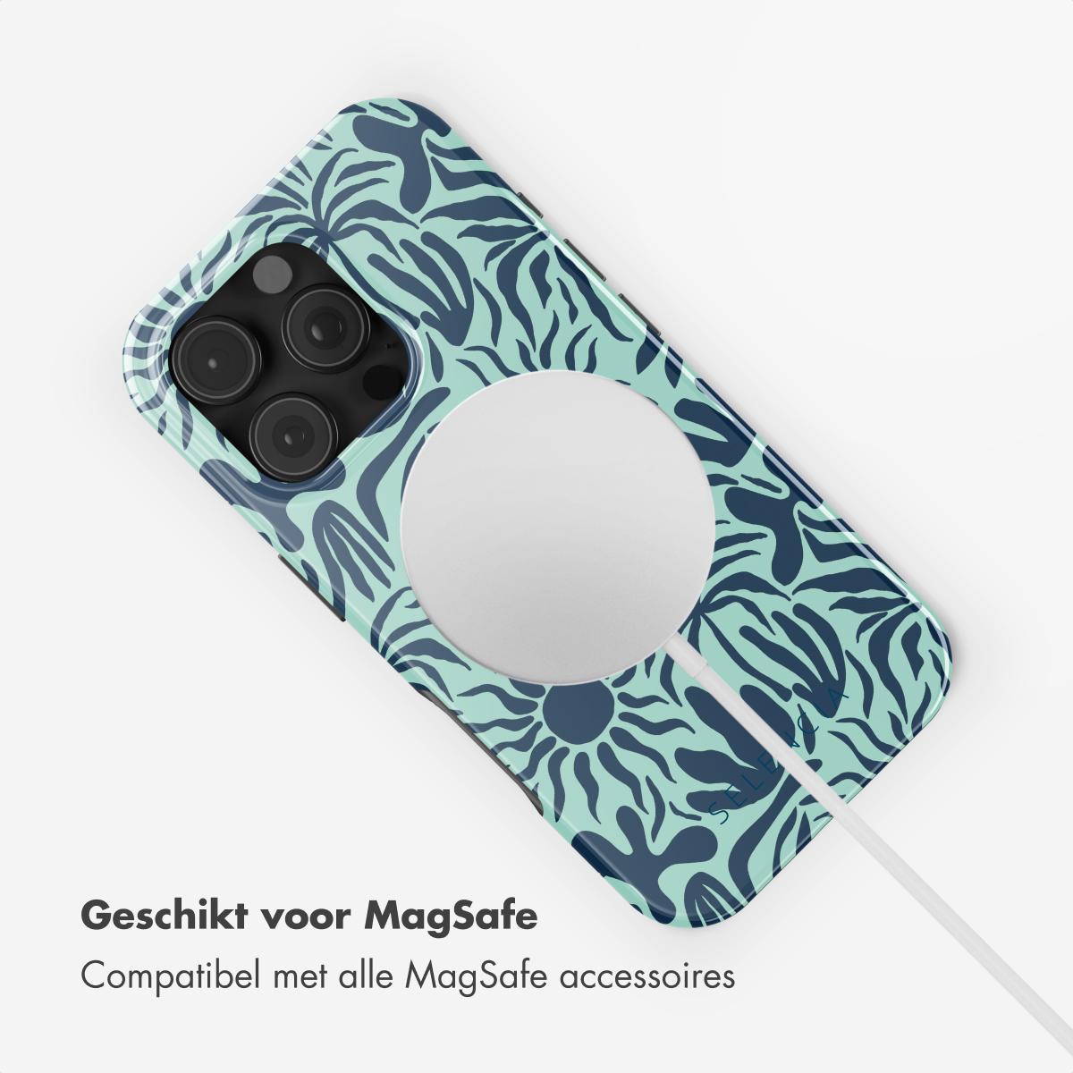Telefoonhoesje met blauw en groen bloemmotief op een witte ondergrond en een witte oplaadkabel.