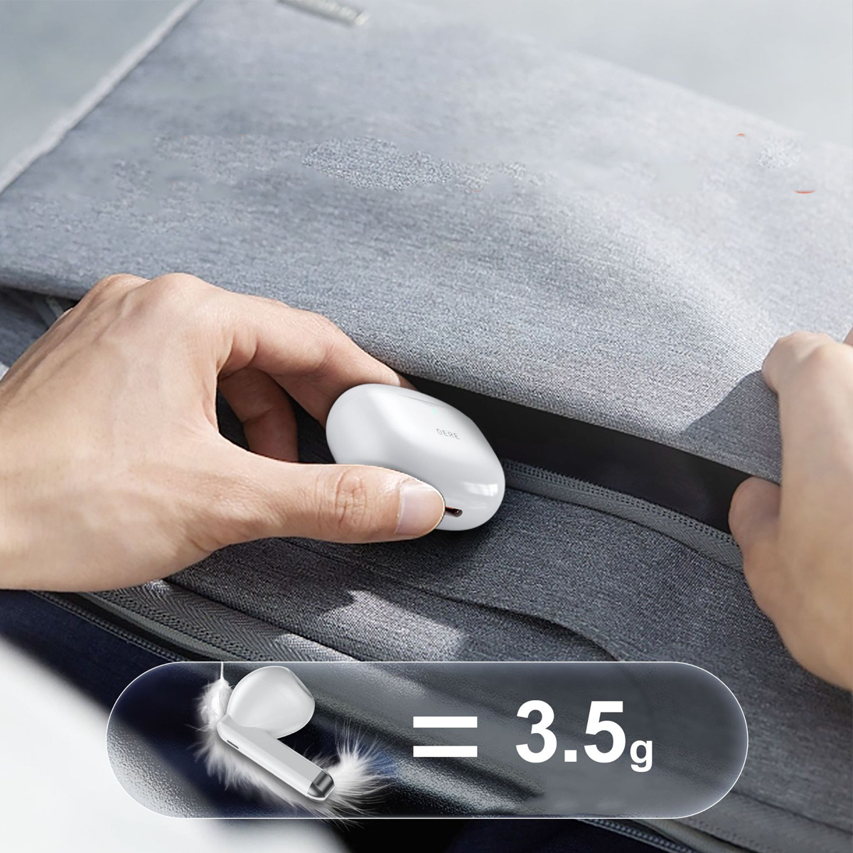 Hand hält weißen Ohrhörer-Etui, mit Feder und Text '= 3,5g'.