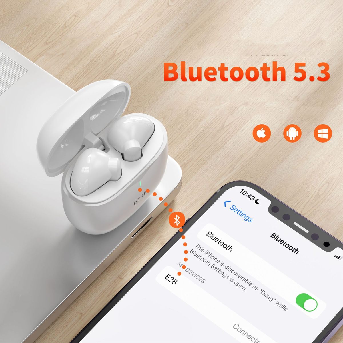 Weiße kabellose Ohrhörer in einem Ladecase neben einem Telefon, das Bluetooth-Einstellungen anzeigt. Text zeigt Bluetooth 5.3 an.