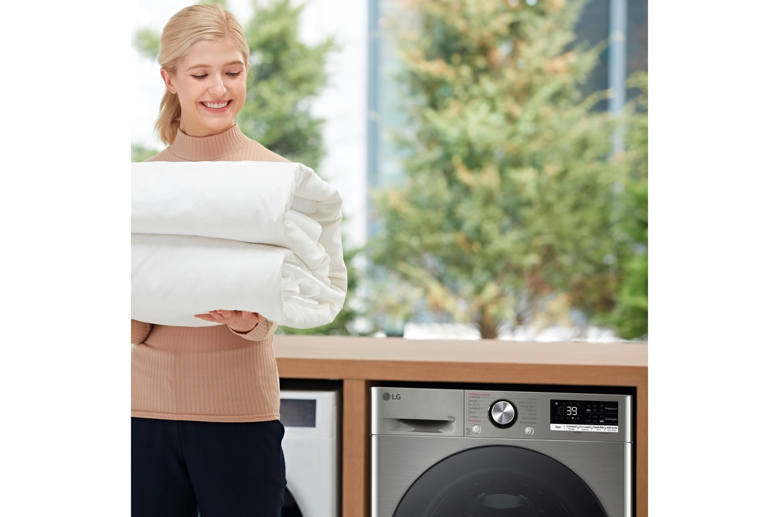 Zbliżenie panelu sterowania pralki Siemens, czarnego z białym tekstem i centralnym pokrętłem.