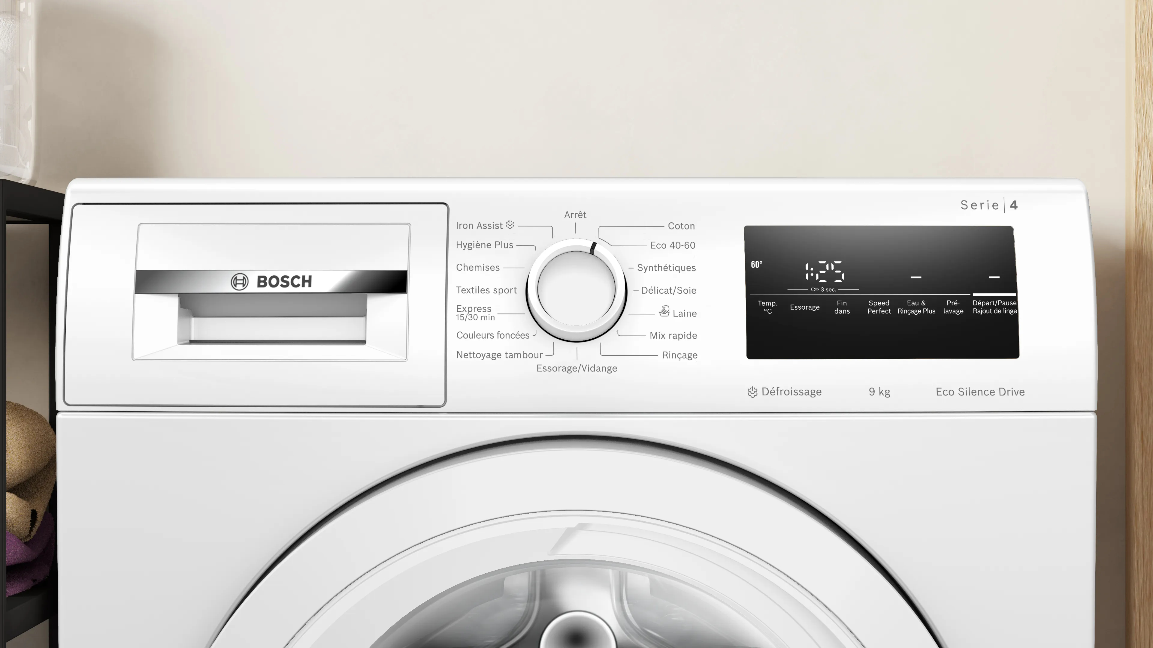 Nahaufnahme einer weißen Waschmaschine mit Display und Bedienrad.
