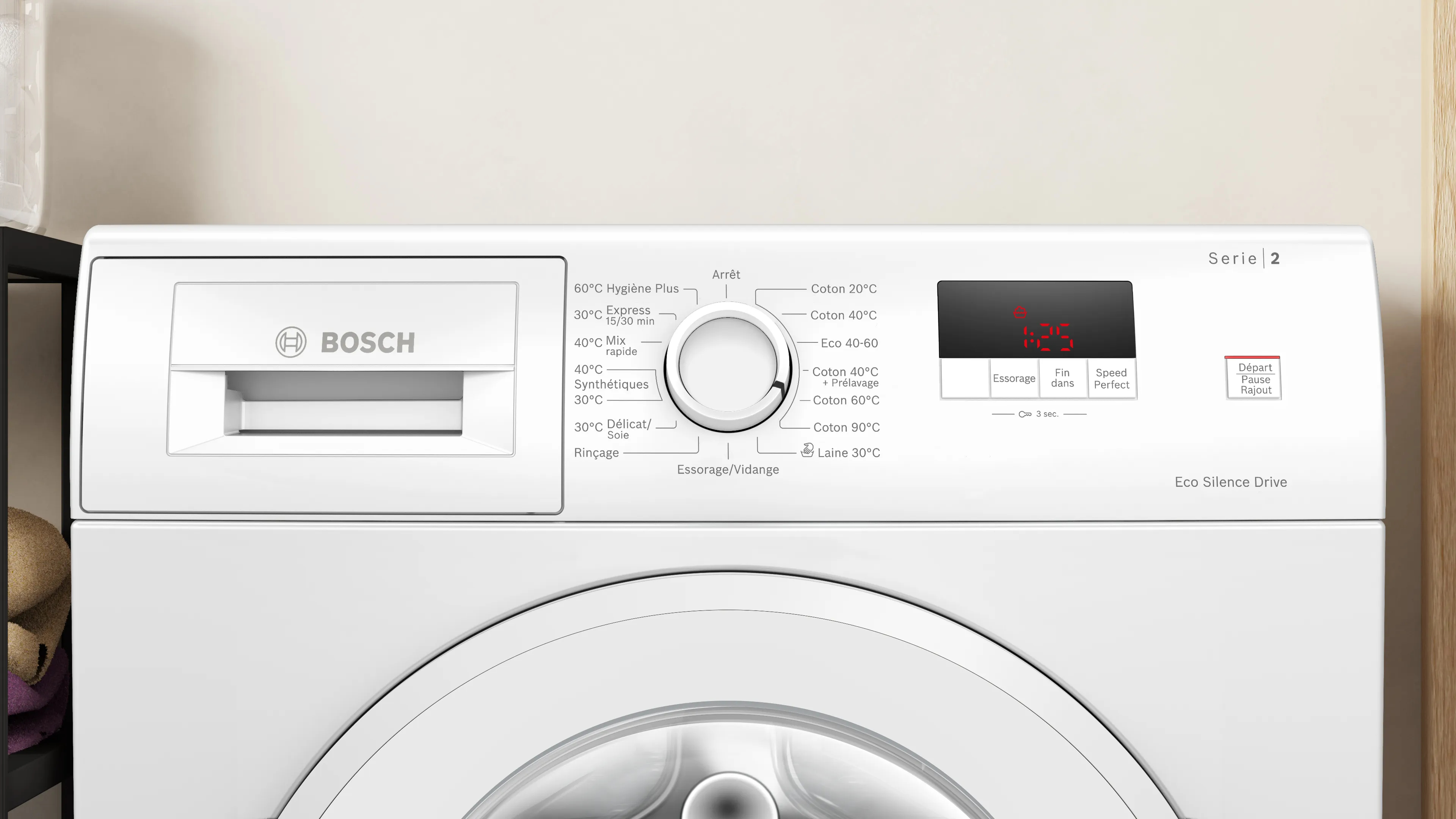 Nahaufnahme des Bedienfelds einer weißen Waschmaschine, Digitalanzeige.