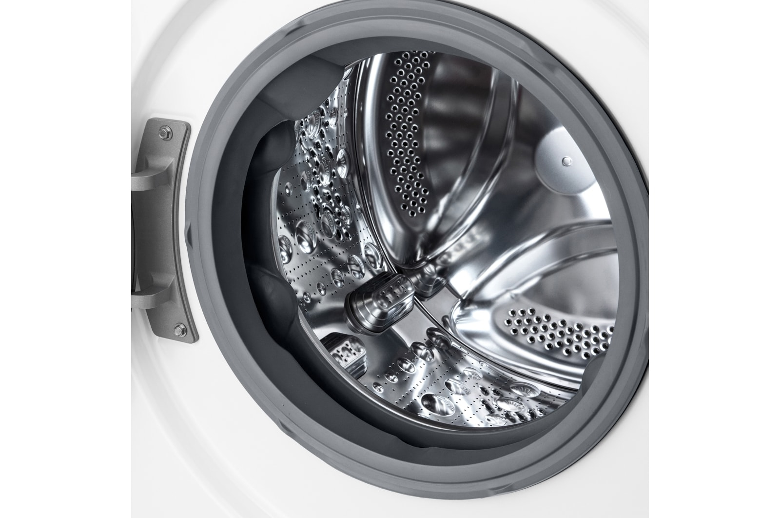 Zbliżenie na bęben pralki, ukazujące szczegóły wnętrza.
