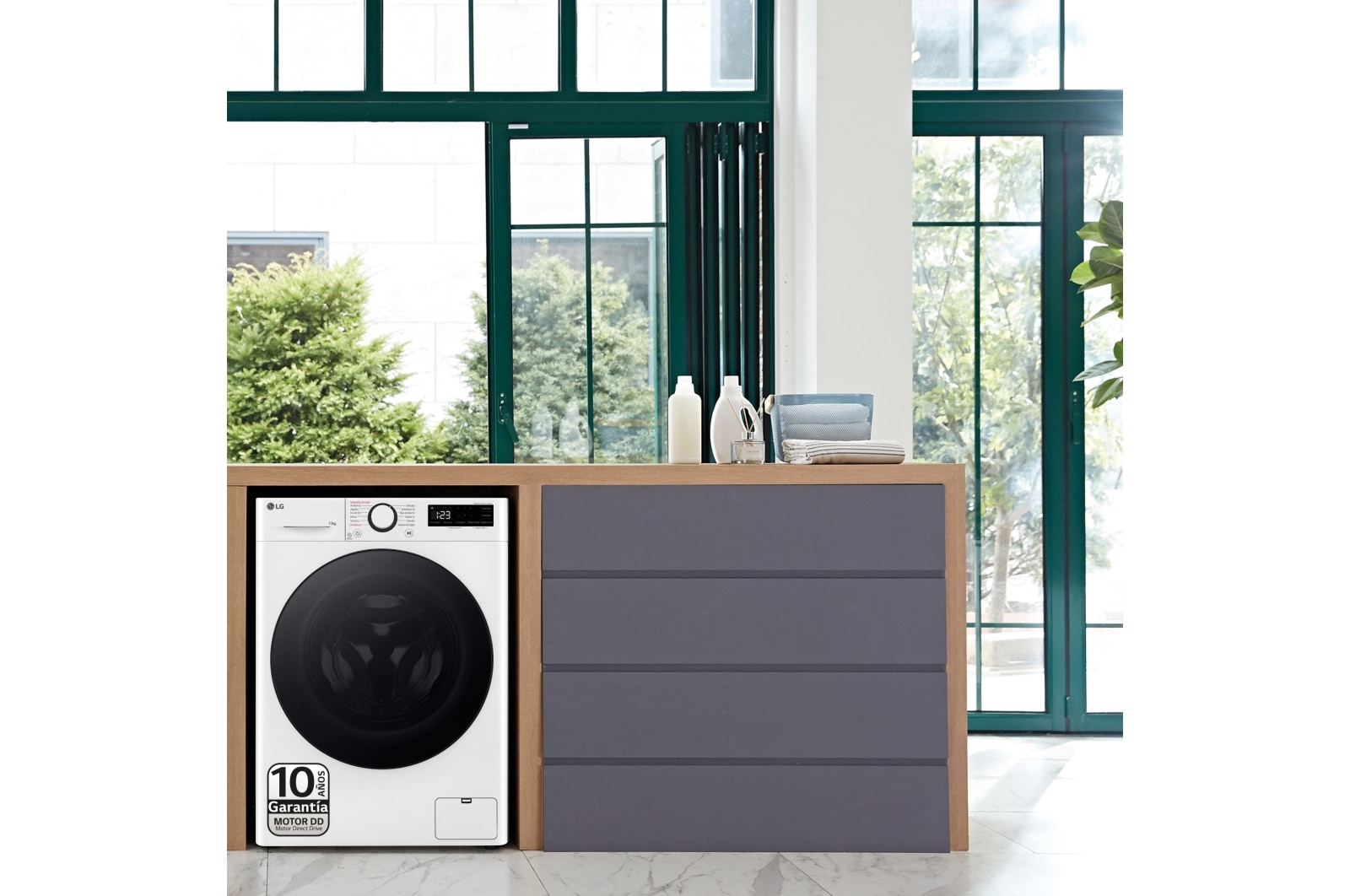 Pralka i szara szafka w pokoju z oknem.