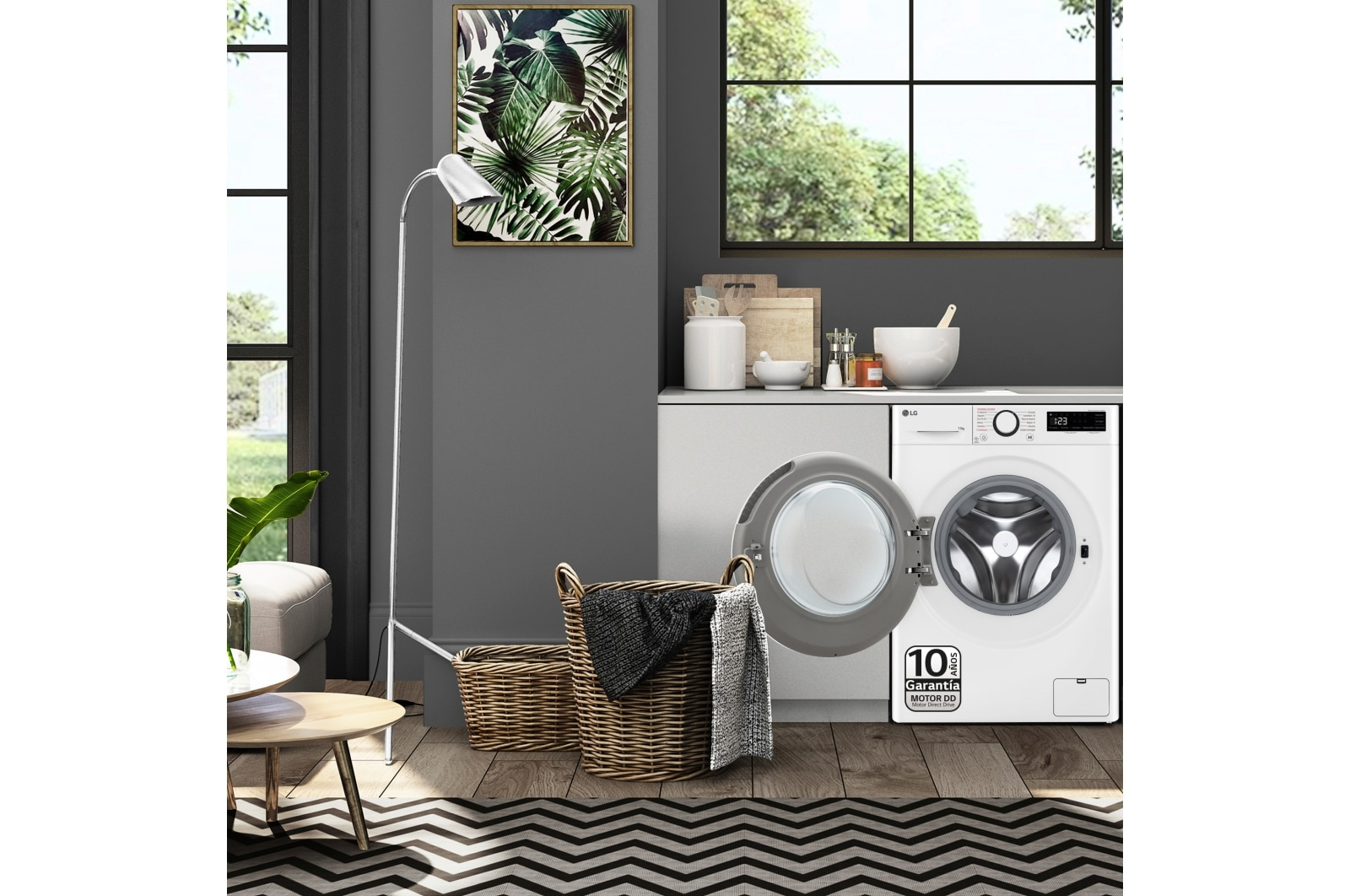 Pralnia z pralką, lampą i elementami dekoracyjnymi.