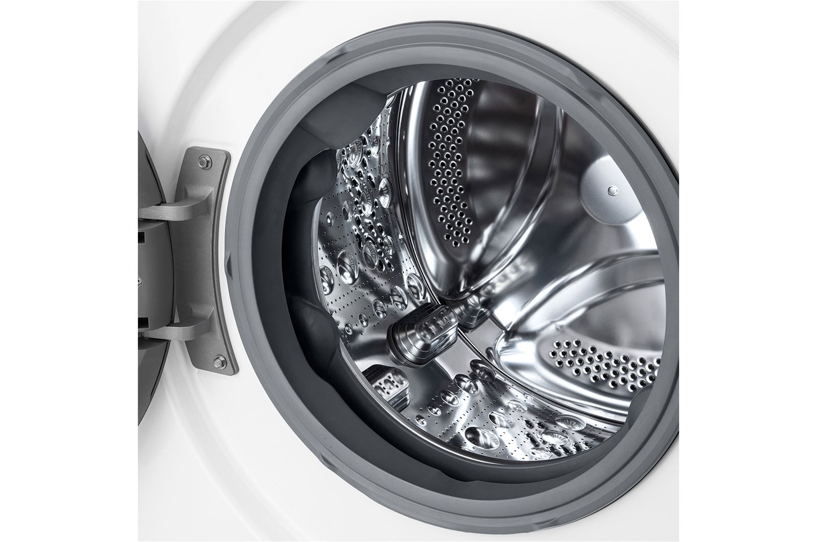 Wnętrze pralki ze srebrnym bębnem i szarą gumową uszczelką wokół drzwi.