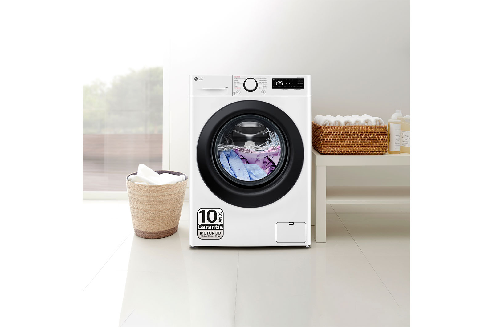 Biała pralka LG z czarnymi drzwiami, koszem na pranie i stołem z przedmiotami.