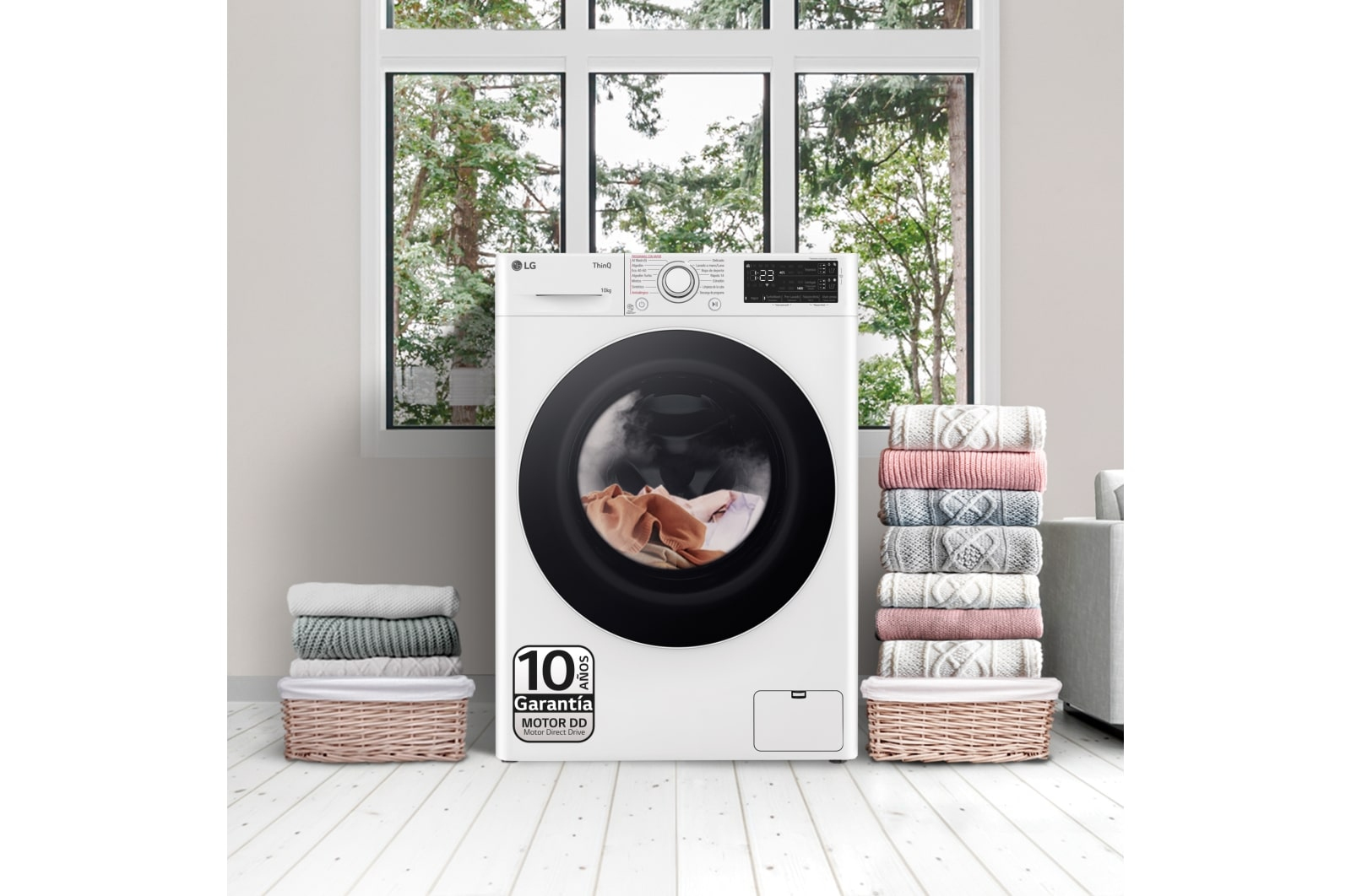 Biała pralka w pokoju. Ubrania w bębnie i koszach. Okno w tle.